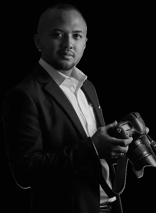 Tsiory Rakotonirina, photographe, appareil photo à la main